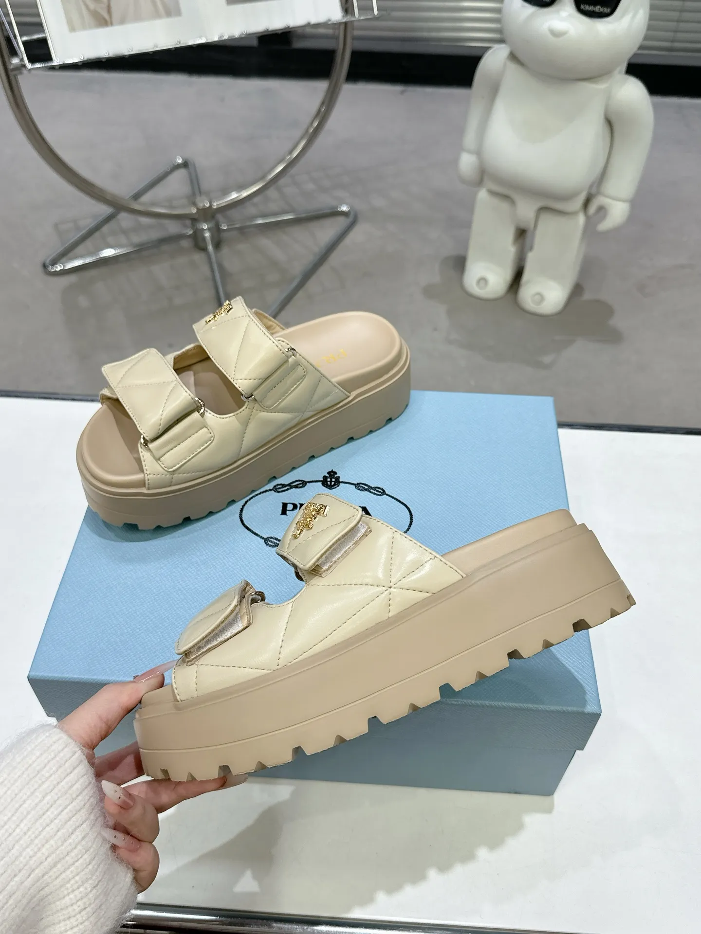 👟👟Ex-factory price 440👟👟 PRADA 2025 vs spring and summer popular sandals series... [Thick-soled double-button sandals] Original 1:1 customization, this year's most fashionable and popular retro British style, simple and elegant, all styles are good-looking, platform thick soles make you slimmer and taller, very comfortable, fashionable and versatile... Many Internet celebrities are on their feet. These platform round-toe thick-soled shoes are very popular this year. They can be worn (increased) for both leisure and leisure. ❶Material: Customized imported calf leather ❷Inner: Customized imported sheepskin ❸Outsole: Original molded ultra-light outsole ❹Sole thickness: 5.5cm ❺Number of yards: 35-40 ❻Packaging: Original full set of packaging ☀Color: Official website updated simultaneously